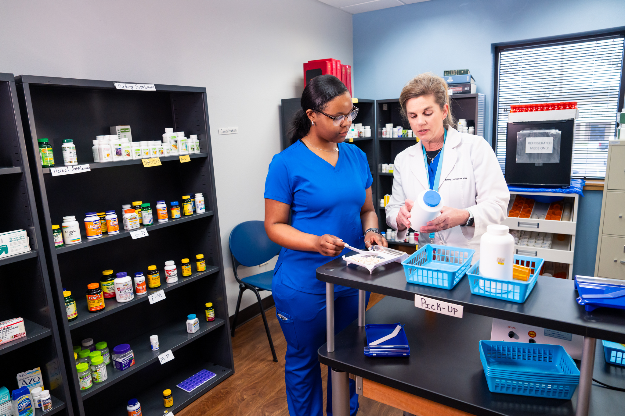 With a pharmacy technician degree, a technologist works in tandem with a pharmacist.